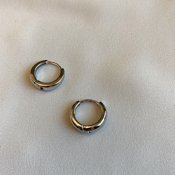 [🍍2 for $22] Simple Mini Silver Hoops - Picture 2 of 7